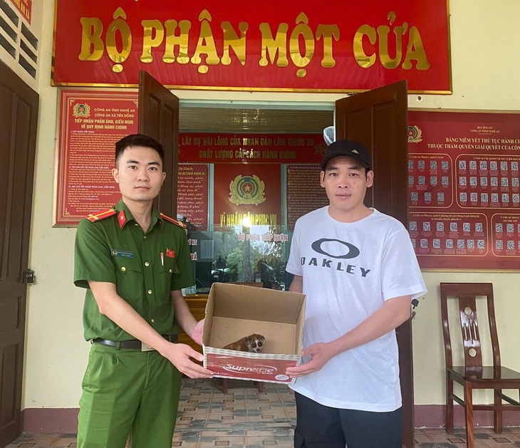Người dân giao nộp cá thể cu li quý hiếm- Ảnh 1.