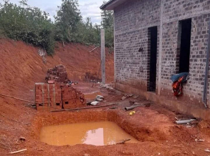 Cháu bé tử vong thương tâm dưới hố nước cạnh nhà- Ảnh 1. Cháu bé tử vong thương tâm dưới hố nước cạnh nhà- Ảnh 1.