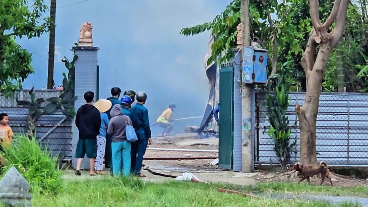 TP Hồ Chí Minh: Điều tra vụ cháy nhà vắng chủ trong khu đất rộng hơn 1.000 m2- Ảnh 3. TP Hồ Chí Minh: Điều tra vụ cháy nhà vắng chủ trong khu đất rộng hơn 1.000 m2- Ảnh 3.