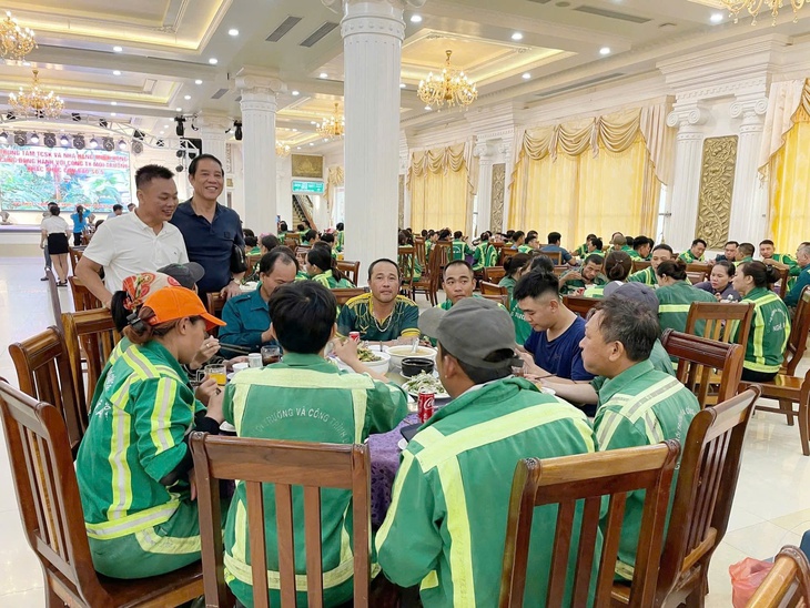 Hàng trăm công nhân dọn vệ sinh sau bão được mời cơm miễn phí- Ảnh 1.