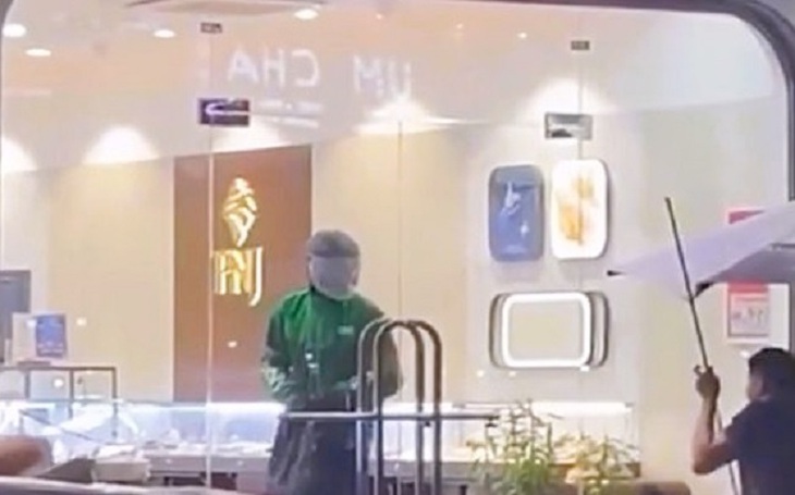 Bắt giữ nghi phạm cướp tiệm vàng tại Đà Nẵng sau gần 13 giờ gây án- Ảnh 1. Bắt giữ nghi phạm cướp tiệm vàng tại Đà Nẵng sau gần 13 giờ gây án- Ảnh 1.