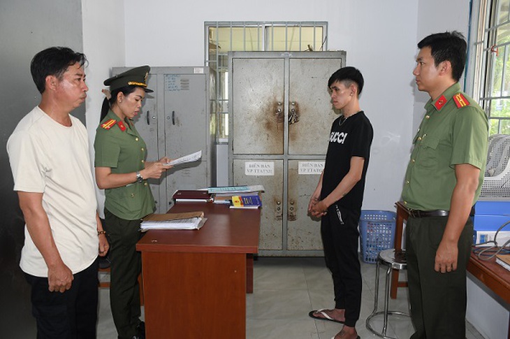 Bắt thanh niên mang súng đến quán nhậu giải quyết mâu thuẫn- Ảnh 1.