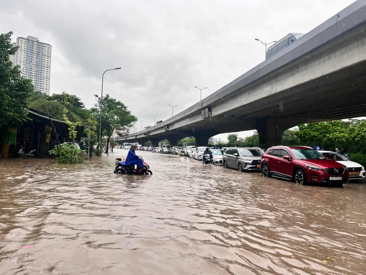 Mưa giảm nhưng nhiều tuyến phố ở Hà Nội vẫn có khả năng ngập úng trong sáng nay- Ảnh 2.