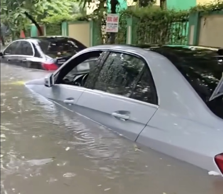 Hàng loạt ô tô ngập nước sau mưa lớn ở Hà Nội, đơn vị nào sẽ chịu trách nhiệm bồi thường?- Ảnh 2.