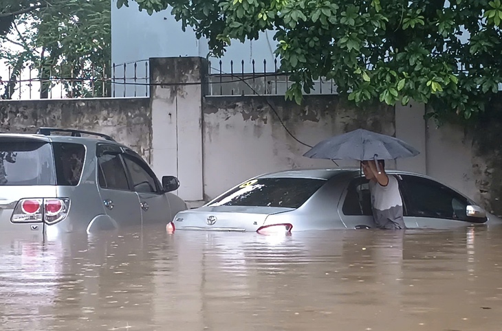 Hàng loạt ô tô ngập nước sau mưa lớn ở Hà Nội, đơn vị nào sẽ chịu trách nhiệm bồi thường?- Ảnh 1.