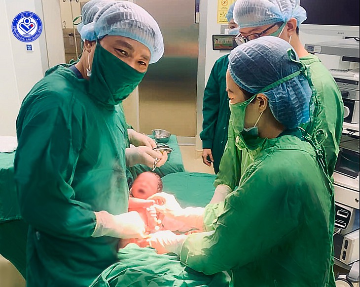 Người mẹ hạnh phúc đón con gái chào đời từ phôi thai trữ đông hơn 1 thập niên trước- Ảnh 1.