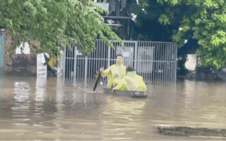 Phố Cầu Cốc, Hà Nội ngập sâu, người dân chèo thuyền để sơ tán
