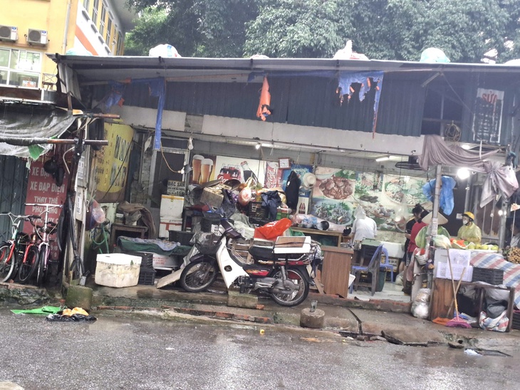 Rau xanh khan hiếm, nhiều sạp rau đóng cửa, siêu thị 'cháy hàng'- Ảnh 5.