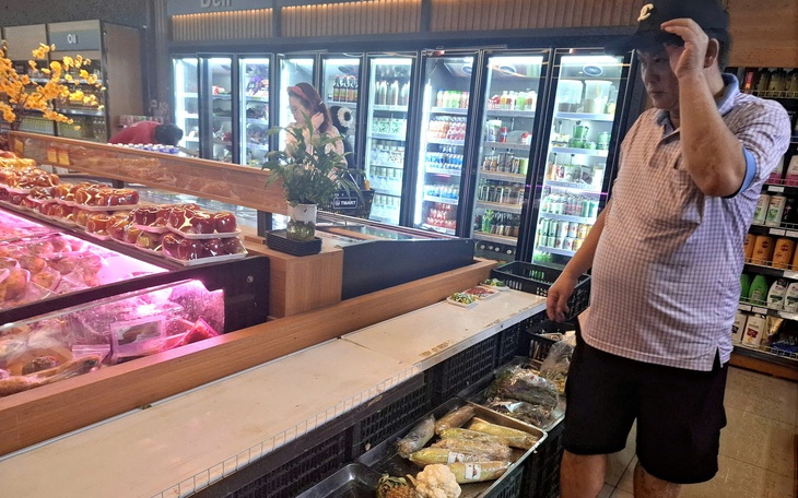 Rau muống 25.000 đồng/bó, bà nội trợ ngậm ngùi thắt chặt chi tiêu- Ảnh 5.