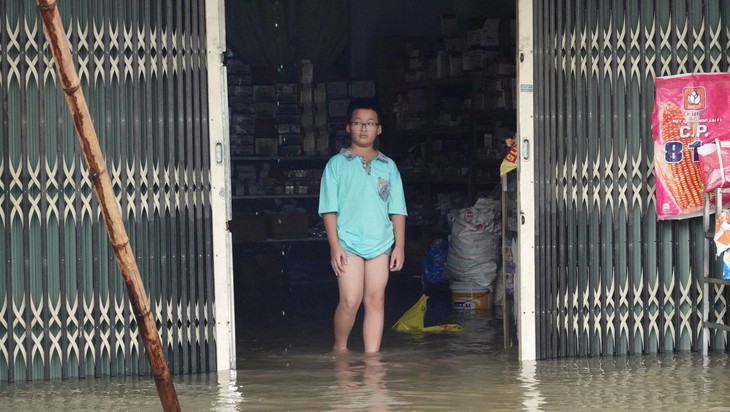 Ngậm ngùi nhìn 15 tấn phân bón chìm trong nước lũ, người dân bì bõm cứu vớt tài sản- Ảnh 3. Ngậm ngùi nhìn 15 tấn phân bón chìm trong nước lũ, người dân bì bõm cứu vớt tài sản- Ảnh 3.
