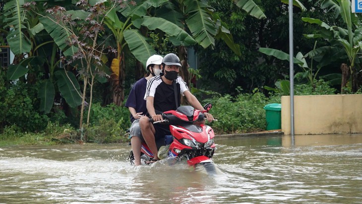 Ngậm ngùi nhìn 15 tấn phân bón chìm trong nước lũ, người dân bì bõm cứu vớt tài sản- Ảnh 5. Ngậm ngùi nhìn 15 tấn phân bón chìm trong nước lũ, người dân bì bõm cứu vớt tài sản- Ảnh 5.