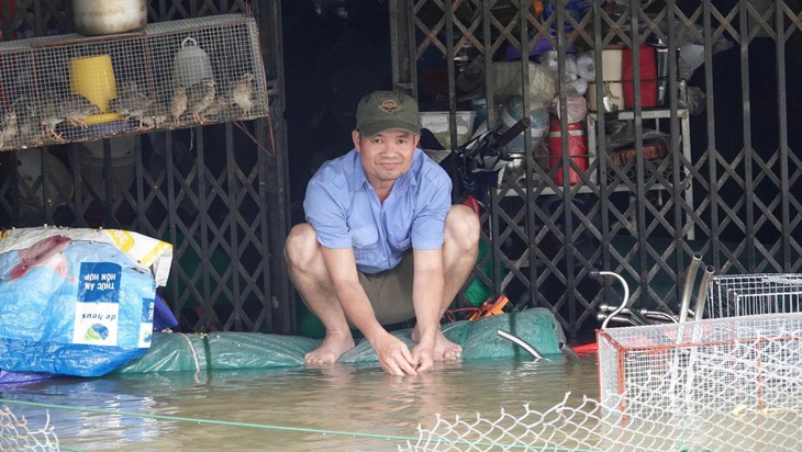 Ngậm ngùi nhìn 15 tấn phân bón chìm trong nước lũ, người dân bì bõm cứu vớt tài sản- Ảnh 6. Ngậm ngùi nhìn 15 tấn phân bón chìm trong nước lũ, người dân bì bõm cứu vớt tài sản- Ảnh 6.