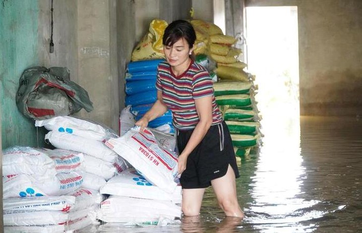 Ngậm ngùi nhìn 15 tấn phân bón chìm trong nước lũ, người dân bì bõm cứu vớt tài sản- Ảnh 2. Ngậm ngùi nhìn 15 tấn phân bón chìm trong nước lũ, người dân bì bõm cứu vớt tài sản- Ảnh 2.