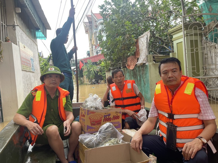 Hàng nghìn ngôi nhà bị ngập sâu, người dân trắng đêm chạy lũ- Ảnh 6. Hàng nghìn ngôi nhà bị ngập sâu, người dân trắng đêm chạy lũ- Ảnh 6.
