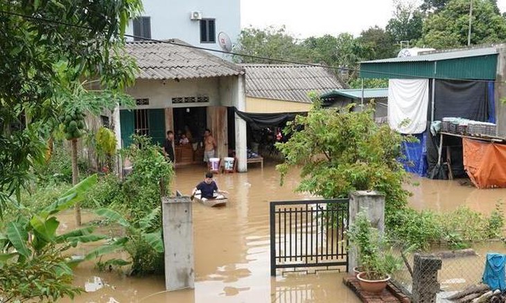 Hàng nghìn ngôi nhà bị ngập sâu, người dân trắng đêm chạy lũ- Ảnh 9. Hàng nghìn ngôi nhà bị ngập sâu, người dân trắng đêm chạy lũ- Ảnh 9.