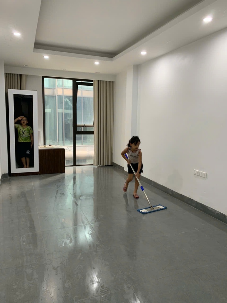 Người phụ nữ cho người lạ ở miễn phí chờ xem diễu binh, diễu hành: 'Tôi vẫn luôn sẵn sàng mở cửa đón chào'- Ảnh 2. Người phụ nữ cho người lạ ở miễn phí chờ xem diễu binh, diễu hành: 'Tôi vẫn luôn sẵn sàng mở cửa đón chào'- Ảnh 2.