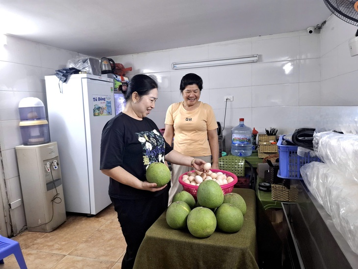 Người phụ nữ phát trứng, hoa quả, nước miễn phí cho người xem diễu binh: 'Tôi sẽ làm nhiều thêm gấp 3 lần nữa'- Ảnh 3. Người phụ nữ phát trứng, hoa quả, nước miễn phí cho người xem diễu binh: 'Tôi sẽ làm nhiều thêm gấp 3 lần nữa'- Ảnh 3.