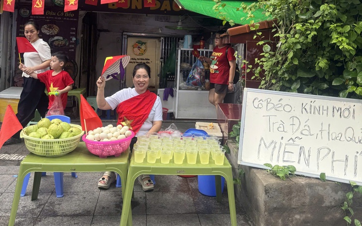 Người phụ nữ phát trứng, hoa quả, nước miễn phí cho người xem diễu binh: "Tôi sẽ làm nhiều thêm gấp 3 lần nữa"