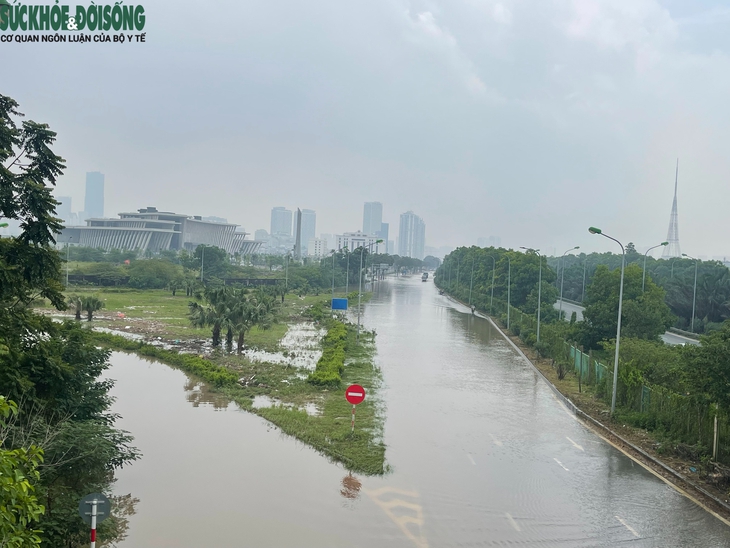 Nhiều tuyến đường ở Hà Nội vẫn ngập sâu, dịch vụ 'cõng' xe máy qua đoạn ngập đắt khách- Ảnh 7.