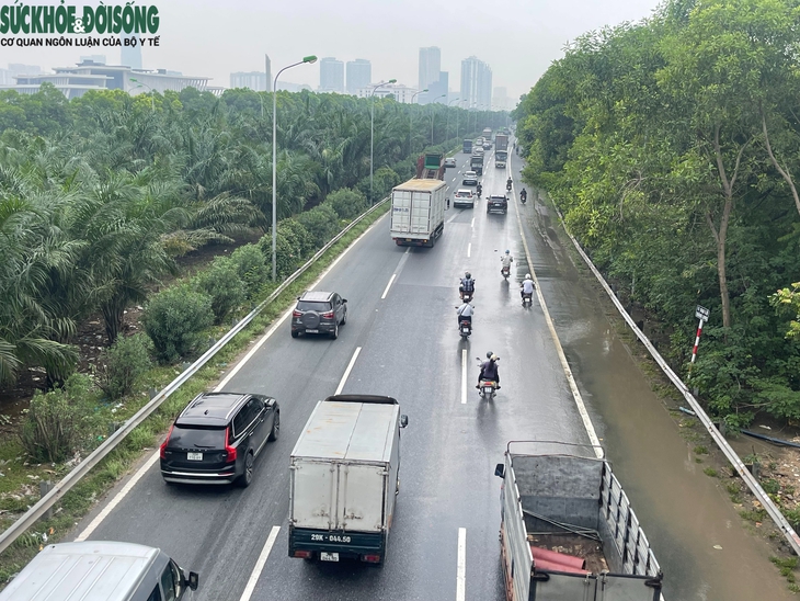 Nhiều tuyến đường ở Hà Nội vẫn ngập sâu, dịch vụ 'cõng' xe máy qua đoạn ngập đắt khách- Ảnh 8.