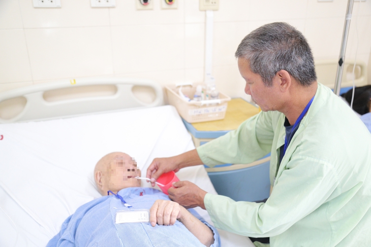 Phẫu thuật nội soi thành công ung thư trực tràng cho bệnh nhân 96 tuổi, sức khoẻ phức tạp- Ảnh 1. Phẫu thuật nội soi thành công ung thư trực tràng cho bệnh nhân 96 tuổi, sức khoẻ phức tạp- Ảnh 1.