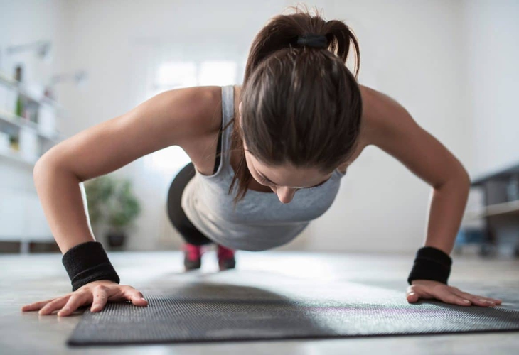 6 bài tập plank hiệu quả giúp bụng phẳng, dáng săn chắc- Ảnh 1.