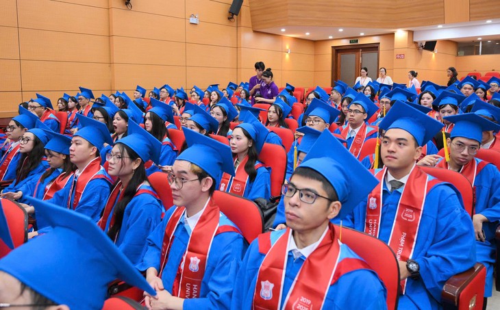 Khóa bác sĩ 'đặc biệt' của Trường Đại học Y Hà Nội nhận bằng tốt nghiệp- Ảnh 1. Khóa bác sĩ 'đặc biệt' của Trường Đại học Y Hà Nội nhận bằng tốt nghiệp- Ảnh 1.