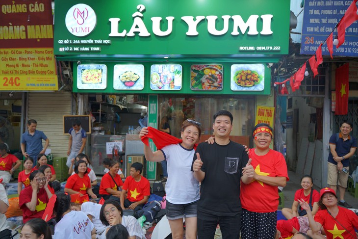 Bún hải sản miễn phí ấm lòng người dân đi xem A80
- Ảnh 1.