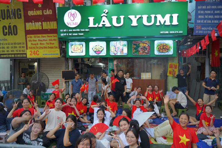 Bún hải sản miễn phí ấm lòng người dân đi xem A80
- Ảnh 2.