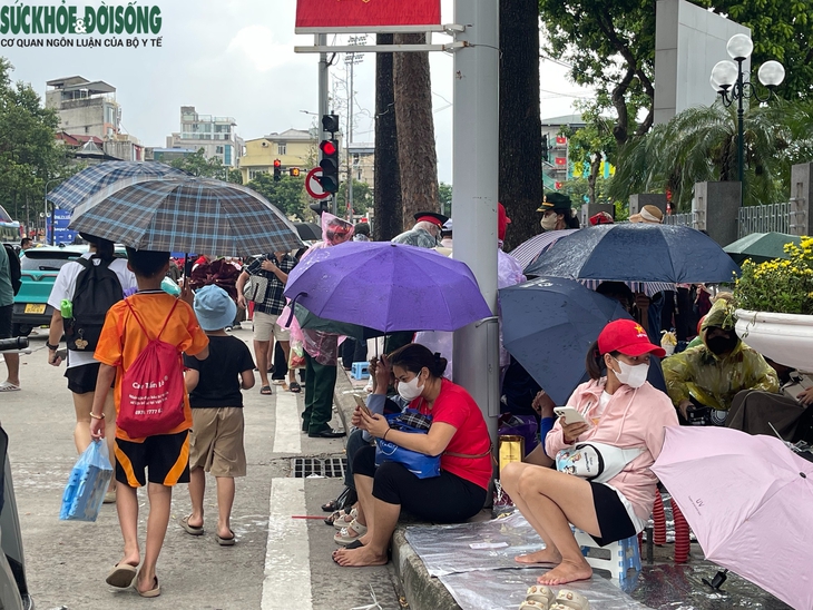 Người dân 'đội mưa', căng bạt từ chiều chờ xem tổng duyệt A80- Ảnh 3.
