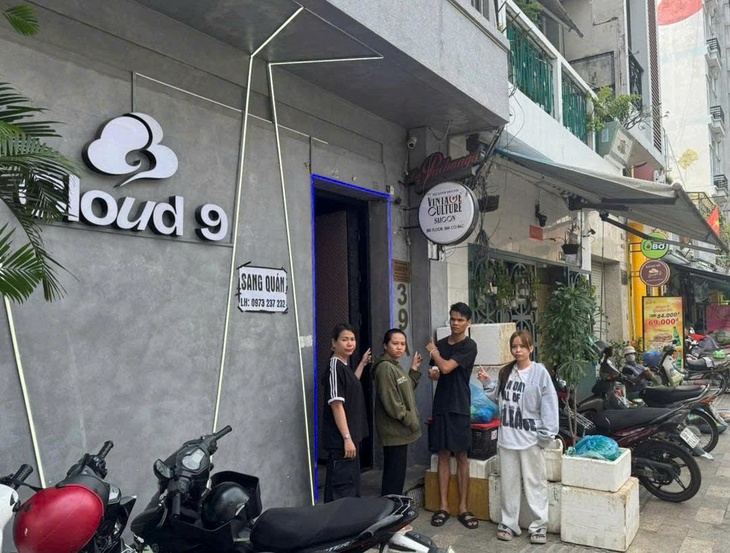 TPHCM: Khởi tố 9 đối tượng tại hai nhà hàng kinh doanh khí cười trái phép- Ảnh 2. TPHCM: Khởi tố 9 đối tượng tại hai nhà hàng kinh doanh khí cười trái phép- Ảnh 2.
