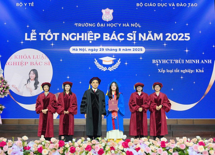 Khóa bác sĩ 'đặc biệt' của Trường Đại học Y Hà Nội nhận bằng tốt nghiệp- Ảnh 3. Khóa bác sĩ 'đặc biệt' của Trường Đại học Y Hà Nội nhận bằng tốt nghiệp- Ảnh 3.