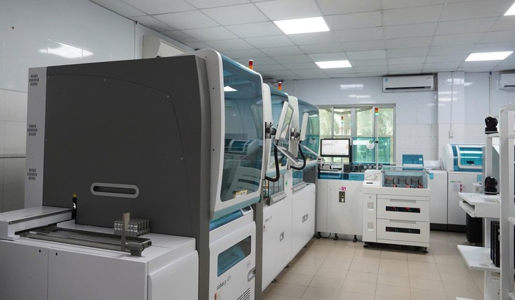 Bệnh viện Đa khoa Trung ương Cần Thơ vận hành hệ thống xét nghiệm tự động hóa hiện đại- Ảnh 1.