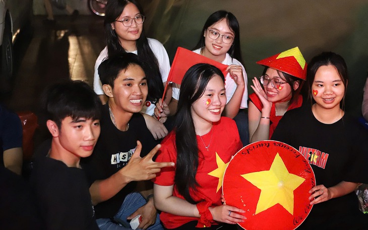 Đêm không ngủ ở Hà Nội: Cựu chiến binh, sinh viên háo hức đón chờ tổng duyệt diễu binh