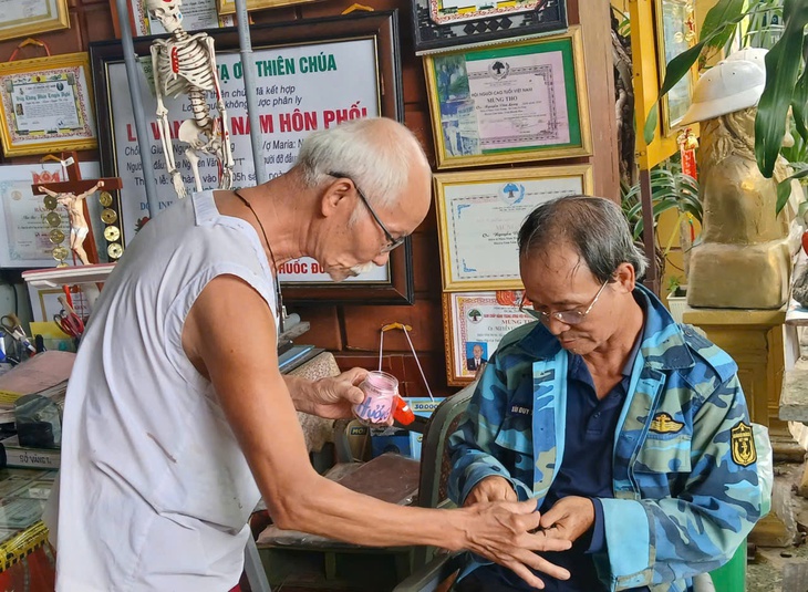Lương y miệt mài trồng cây thuốc quý tặng bệnh nhân nghèo- Ảnh 4.