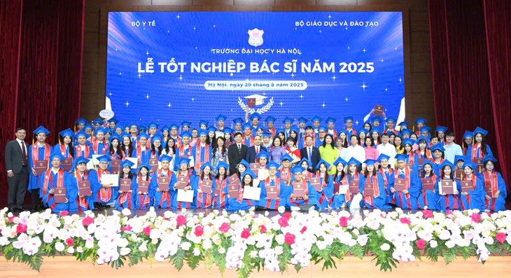 Khóa bác sĩ 'đặc biệt' của Trường Đại học Y Hà Nội nhận bằng tốt nghiệp- Ảnh 4. Khóa bác sĩ 'đặc biệt' của Trường Đại học Y Hà Nội nhận bằng tốt nghiệp- Ảnh 4.