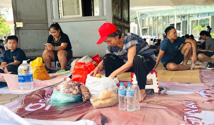 Người phụ nữ cả 4 lần đi xem hợp luyện, sơ duyệt và tổng duyệt diễu binh, diễu hành- Ảnh 3. Người phụ nữ cả 4 lần đi xem hợp luyện, sơ duyệt và tổng duyệt diễu binh, diễu hành- Ảnh 3.