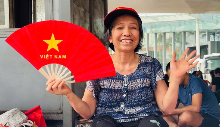 Người phụ nữ cả 4 lần đi xem hợp luyện, sơ duyệt và tổng duyệt diễu binh, diễu hành- Ảnh 1. Người phụ nữ cả 4 lần đi xem hợp luyện, sơ duyệt và tổng duyệt diễu binh, diễu hành- Ảnh 1.