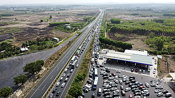 Việc các phương tiện bám làn trái nhưng di chuyển chậm dễ dẫn đến tình trạng ùn tắc giao thông và nguy hiểm hơn là va chạm, tai nạn giao thông.