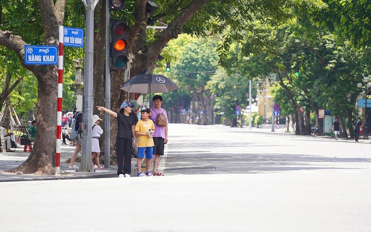 Miền Bắc nắng nóng trên 39 độ trước khi chuyển mưa dông