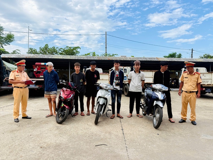 Nhóm học sinh mang hung khí 'diễu phố' gây va chạm giao thông rồi bỏ chạy- Ảnh 2.