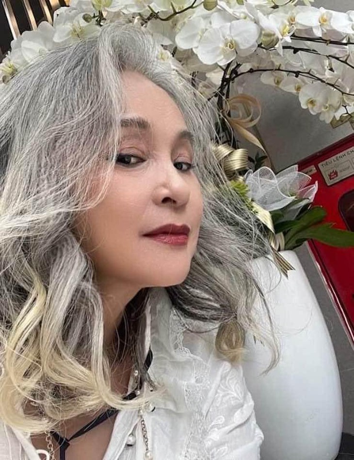 Nữ NSND nổi tiếng trong 'Tướng về hưu' vượt qua bệnh ung thư vú, sống an vui bên con cháu ở tuổi xế chiều- Ảnh 4. Nữ NSND nổi tiếng trong 'Tướng về hưu' vượt qua bệnh ung thư vú, sống an vui bên con cháu ở tuổi xế chiều- Ảnh 4.