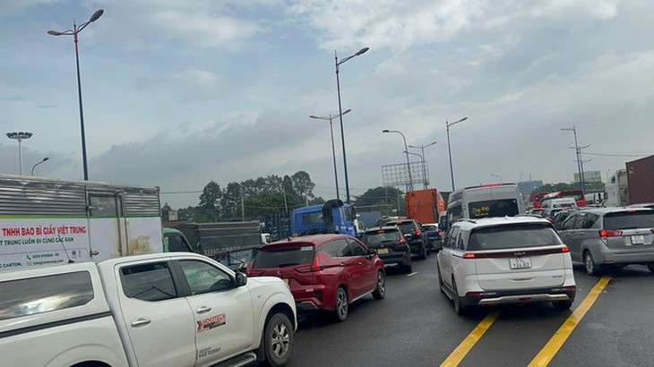 Kẹt xe nghiêm trọng tại khu vực Suối Tiên trong ngày đầu nghỉ lễ 2/9- Ảnh 1.