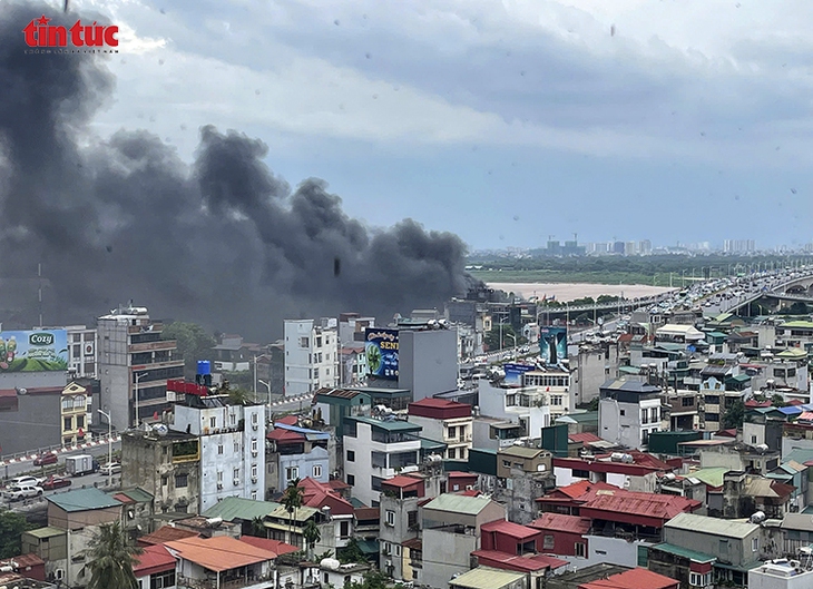 Cháy bãi giữ xe gần cầu Vĩnh Tuy, cột khói khổng lồ bốc lên khiến người dân náo loạn- Ảnh 1.