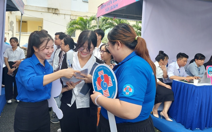 74 bác sĩ trẻ ở TPHCM vừa nhận giấy phép hành nghề đã chọn gắn bó với y tế cơ sở