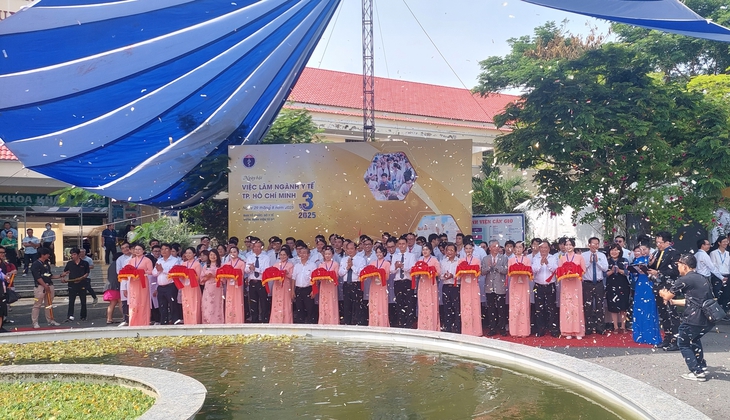 74 bác sĩ trẻ ở TPHCM vừa nhận giấy phép hành nghề đã chọn gắn bó với y tế cơ sở- Ảnh 1.