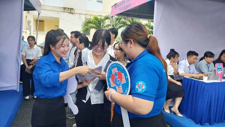 74 bác sĩ trẻ ở TPHCM vừa nhận giấy phép hành nghề đã chọn gắn bó với y tế cơ sở- Ảnh 4.