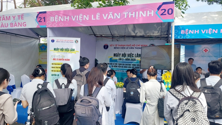 74 bác sĩ trẻ ở TPHCM vừa nhận giấy phép hành nghề đã chọn gắn bó với y tế cơ sở- Ảnh 5.