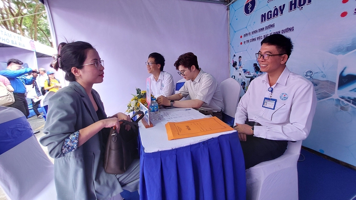 74 bác sĩ trẻ ở TPHCM vừa nhận giấy phép hành nghề đã chọn gắn bó với y tế cơ sở- Ảnh 8.