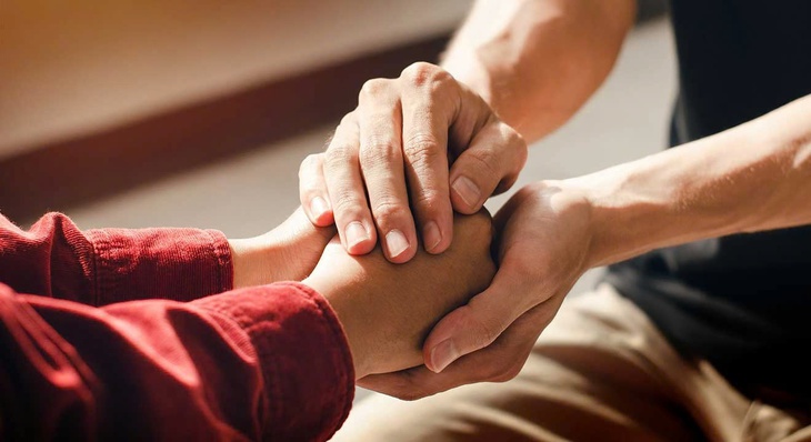 Gia đình và người thân cần làm gì để hỗ trợ tinh thần cho người nhiễm HIV?- Ảnh 1.